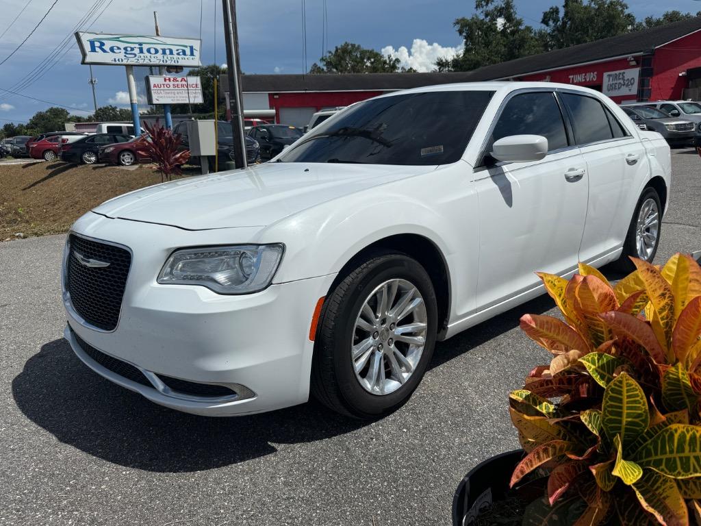 2018 Chrysler 300 Touring's photo